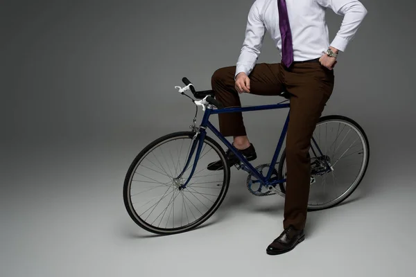 Περικοπεί Προβολή Του Επιχειρηματία Που Κάθεται Στο Ποδήλατο Γκρι — Φωτογραφία Αρχείου