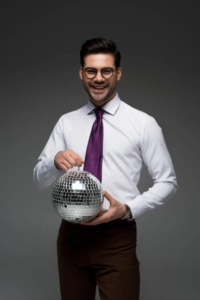 Mosolygó Üzletember Üveg Disco Ball Elszigetelt Szürke Gazdaság — Stock Fotó
