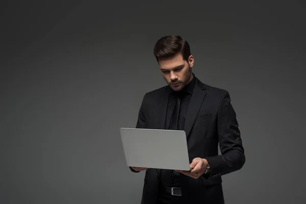 Stilvoller Geschäftsmann Hält Laptop Isoliert Auf Grau — Stockfoto