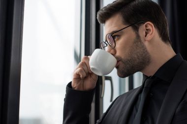 İşadamı kahve içme bardaklarda yan görünüm 