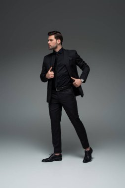 Şık delikanlı Grey resmi kıyafetli poz