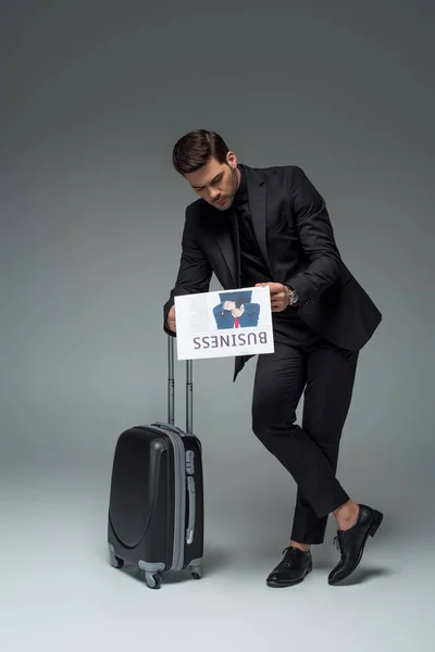Business Tourist Suitcase Reading Newspaper Grey — Stock Photo, Image
