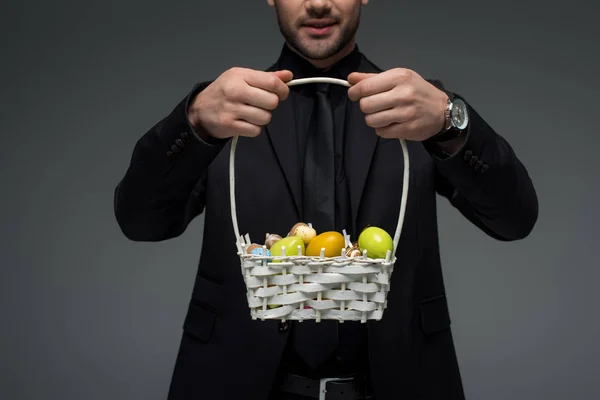 Abgeschnittene Ansicht Eines Geschäftsmannes Der Einen Korb Mit Früchten Hält — kostenloses Stockfoto