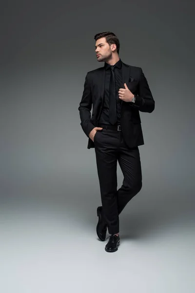 Joven Hombre Con Estilo Traje Negro Posando Gris — Foto de Stock