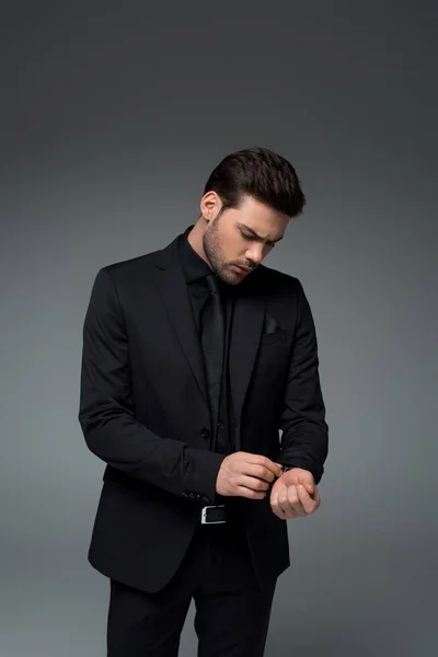 Stylischer Mann Anzug Korrigiert Armbanduhr Isoliert Auf Grau — Stockfoto