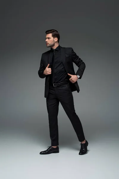 Jovem Homem Elegante Posando Terno Formal Cinza — Fotografia de Stock