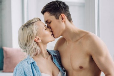 tutkulu seksi çift evde öpüşme