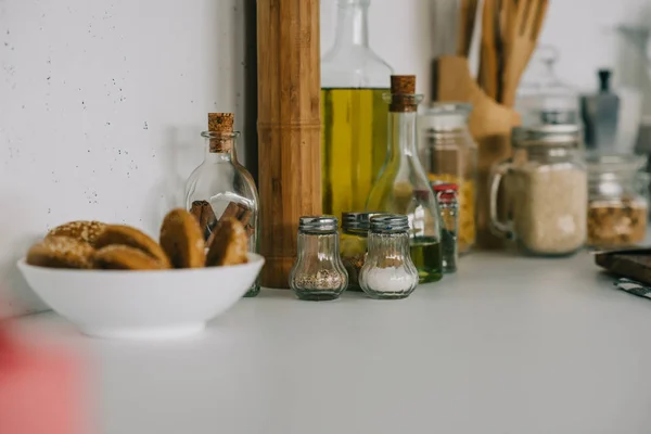 Cookies Βρώμης Μπολ Στον Πάγκο Κουζίνας — Φωτογραφία Αρχείου