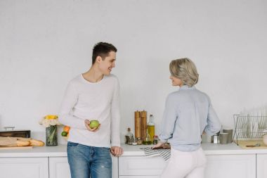 Genç çift birbirine mutfağa bakarak