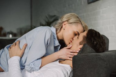 seksi çift evde kanepede öpüşme