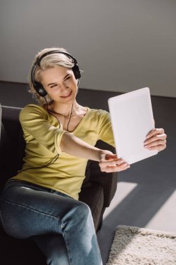 selfie tablet ile evde alarak mutlu kız