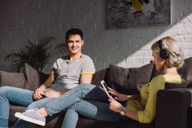 mutlu erkek kız evde tablet ile seyir