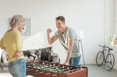 Evet jest tablo futbol oyunu kazanma gösteren erkek
