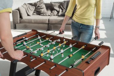 Masa futbolu evde oynarken çift kırpılmış görüntü