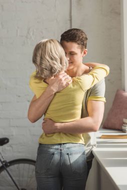 sevgi çift ayakta ve evde sarılma