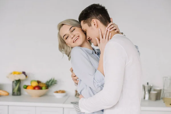 Casal sorridente — Fotografia de Stock