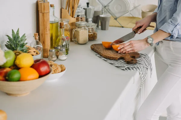 Imagen Recortada Niña Cortando Pomelo Cocina — Foto de Stock