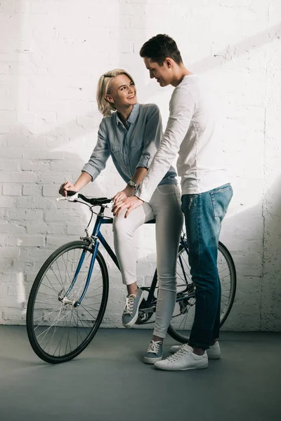 Freundin Sitzt Auf Fahrrad Wohnzimmer Und Schaut Freund — Stockfoto