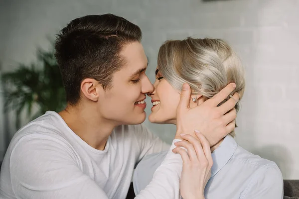Sexy Lächelndes Paar Küsst Sich Hause — Stockfoto