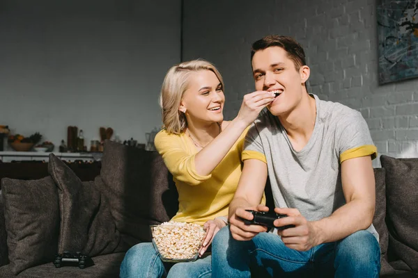 Lächelnde Freundin Füttert Freund Hause Mit Popcorn — Stockfoto