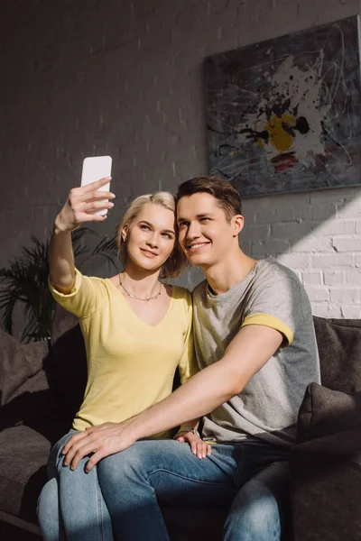Lyckliga Paret Tar Selfie Med Smartphone Hemma — Gratis stockfoto