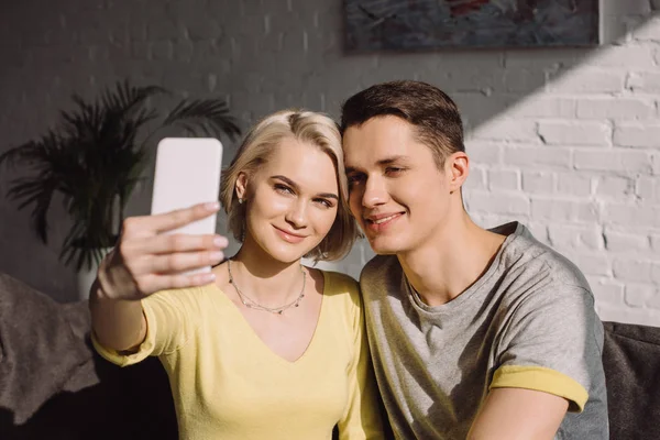 Sonriente Pareja Tomando Selfie Con Smartphone Sala Estar — Foto de Stock