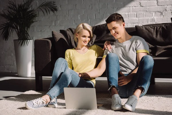 Zittend Vloer Kijken Naar Film Laptop Woonkamer Echt Paar — Stockfoto