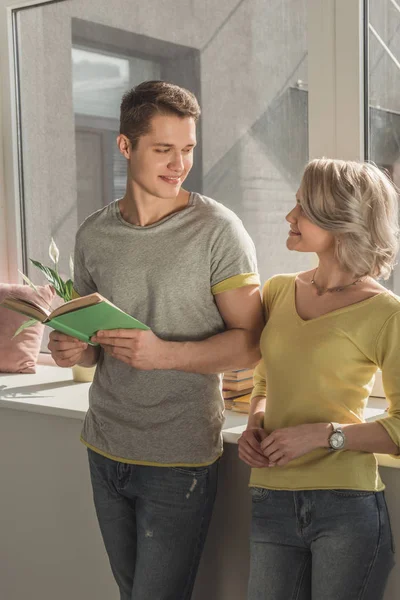 Vriendje Boek Houden Kijken Naar Vriendin Thuis — Stockfoto