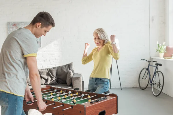 Namorada Mostrando Sim Gesto Ganhar Jogo Futebol Mesa — Fotografia de Stock