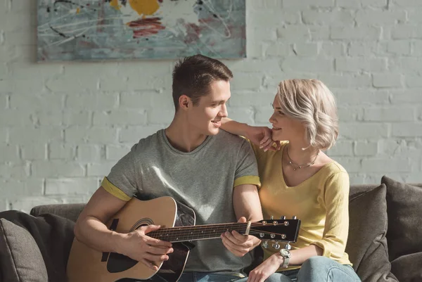 Fidanzato Suonare Chitarra Acustica Guardando Ragazza Casa — Foto Stock