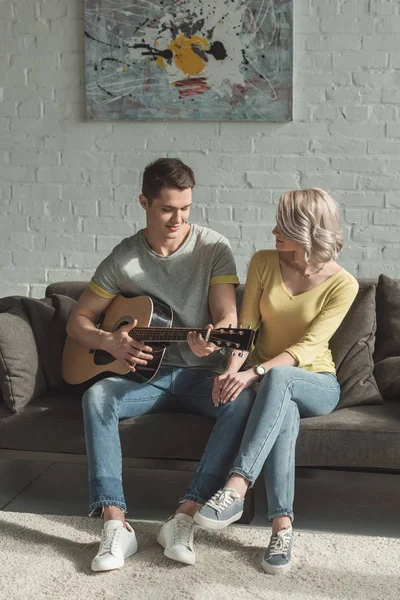 Namorado Bonito Tocando Guitarra Acústica Para Namorada Casa — Fotografia de Stock