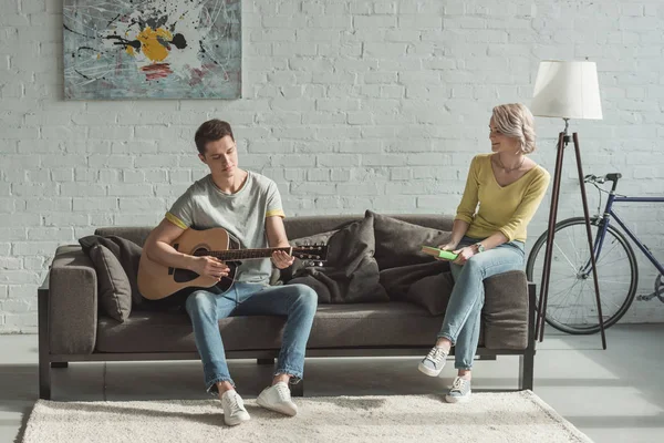 Novio Tocando Guitarra Acústica Para Novia Casa — Foto de Stock