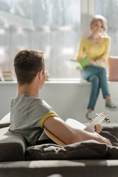 Novio Sosteniendo Guitarra Acústica Novia Sosteniendo Libro Casa — Foto de Stock