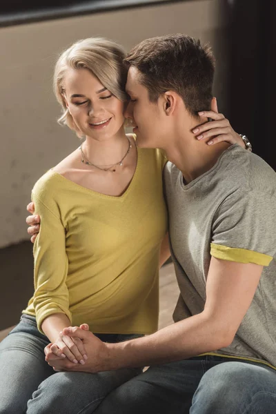 Boyfriend Kissing Girlfriends Neck Home — Free Stock Photo