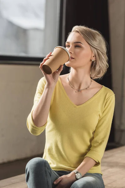 Attraktives Mädchen Trinkt Kaffee Aus Einweg Kaffeetasse — Stockfoto