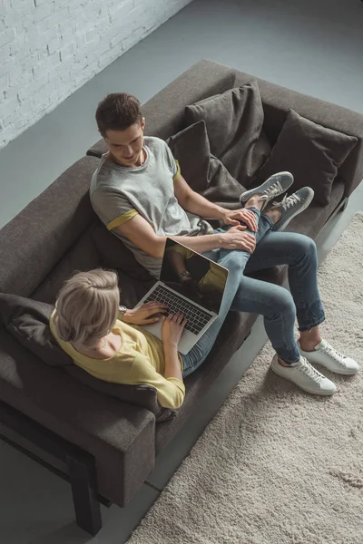 ノート パソコンをソファーに座っていたカップルのハイアングル — ストック写真