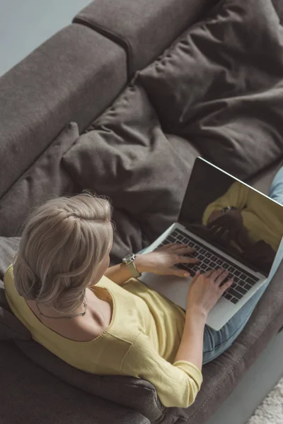 Visão Alto Ângulo Menina Usando Laptop Sofá — Fotografia de Stock