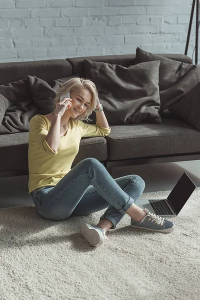 Menina Bonita Sentado Chão Falando Por Smartphone — Fotografia de Stock