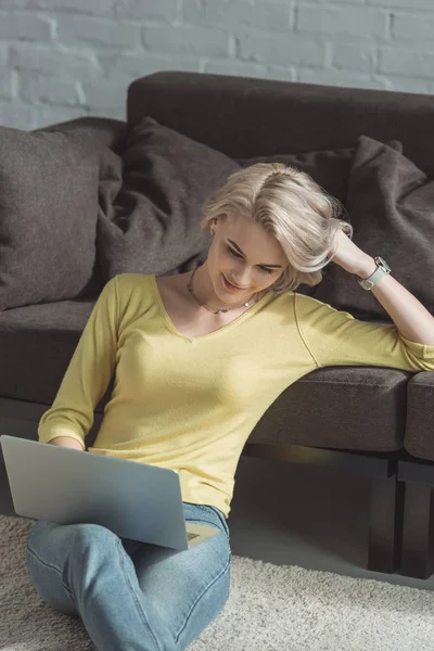 Усміхнена Дівчина Сидить Підлозі Використовує Ноутбук — Безкоштовне стокове фото
