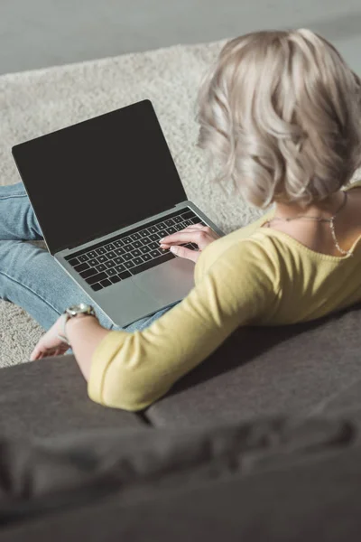 Visão Alto Ângulo Menina Sentada Chão Usando Laptop Imagem De Stock