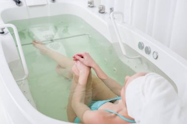 Kısmi banyo spa salonda kafa rahatlatıcı takım havlu ile Yüzme içinde kadın görünümünü