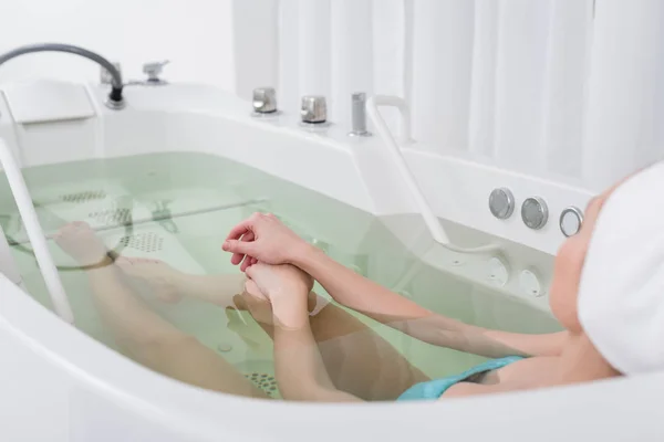 Vista Parcial Mujer Joven Con Toalla Cabeza Relajante Baño Salón — Foto de Stock