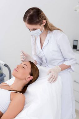 genç kadın güzellik enjeksiyon salonda güzellik uzmanı tarafından yapılan getting