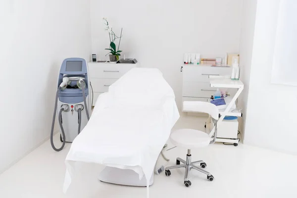 Close View Cosmetology Apparatus Empty Massage Table Salon — Stock Photo, Image