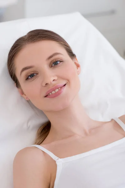 Retrato Mujer Sonriente Mirando Cámara Salón Cosmetología — Foto de Stock