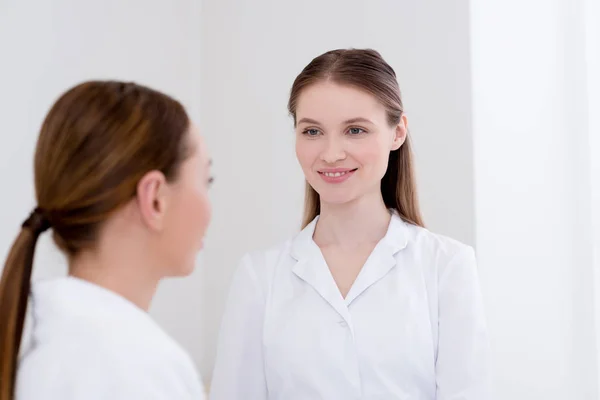 Selective Focus Smiling Cosmetologist Client Salon — Stock Photo, Image