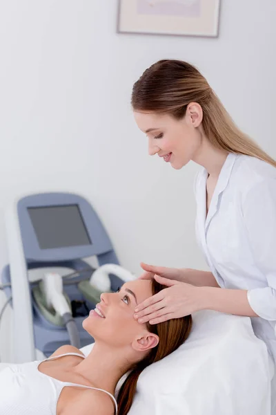 Jovem Mulher Recebendo Massagem Cabeça Feita Por Cosmetologist Salão — Fotografia de Stock