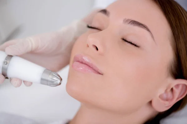 Visão Parcial Mulher Recebendo Tratamento Facial Salão Cosmetologia — Fotografia de Stock