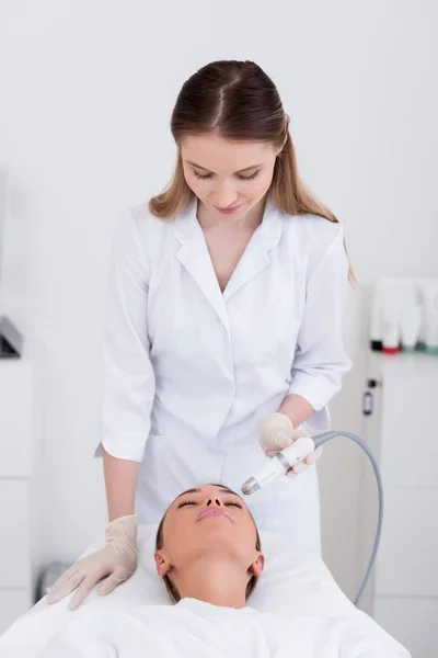 Jovem Mulher Recebendo Tratamento Facial Salão Cosmetologia — Fotografia de Stock