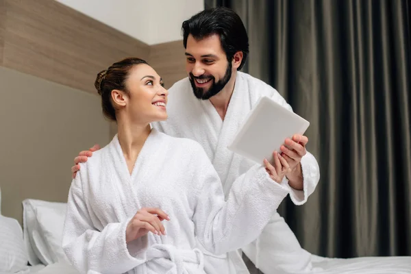 Hermosa Pareja Albornoces Usando Tableta Juntos Suite Del Hotel —  Fotos de Stock